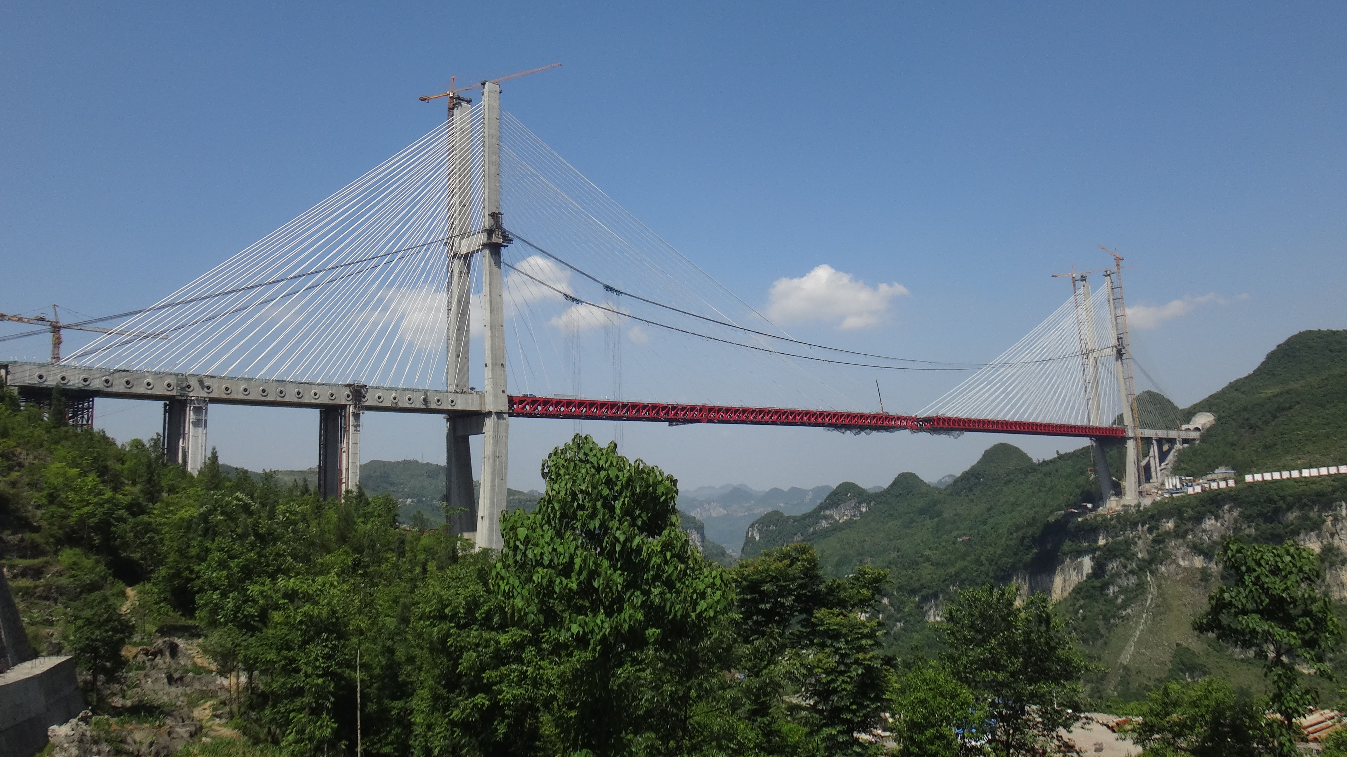 鸭池河大桥采用OVM250钢绞线斜拉索体系